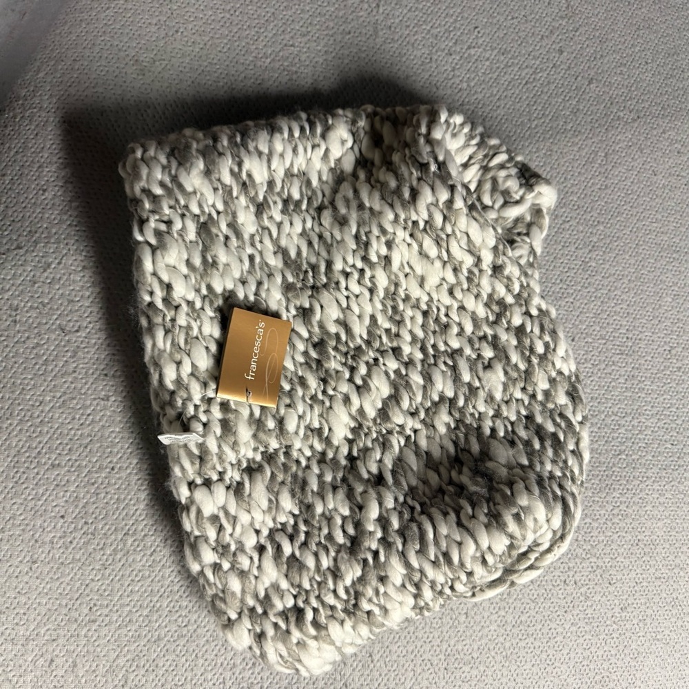 Francesca's Textured Boucle Chunky Knit Grey & White Circle Infinity Scarf NWT